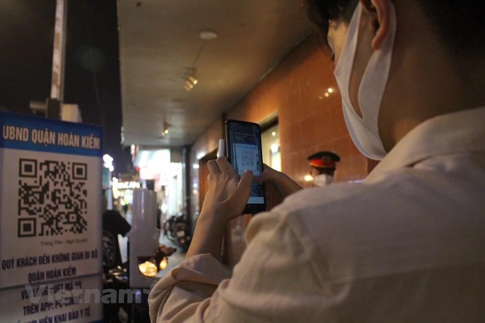 Hà Nội: Phố đi bộ đông đúc, chưa có nhiều hoạt động ngày đầu mở lại