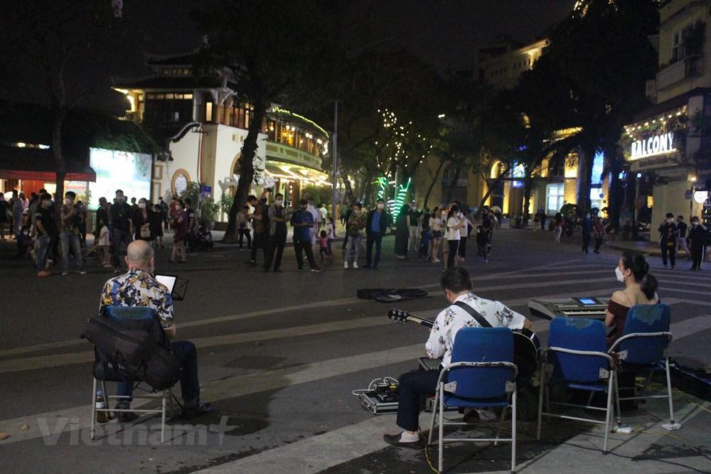 Hà Nội: Phố đi bộ đông đúc, chưa có nhiều hoạt động ngày đầu mở lại