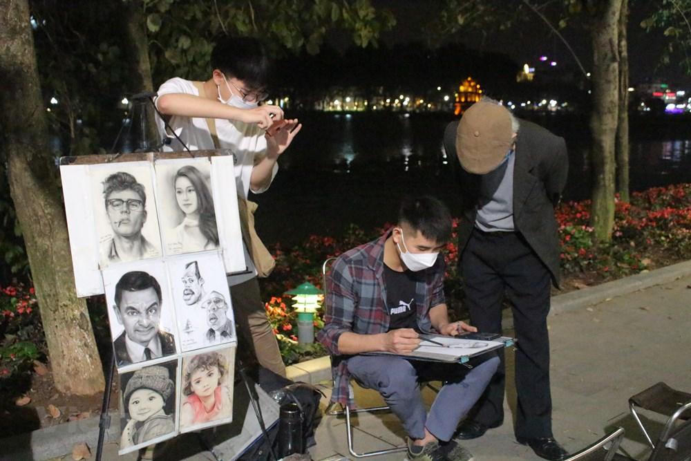 Hà Nội: Phố đi bộ đông đúc, chưa có nhiều hoạt động ngày đầu mở lại