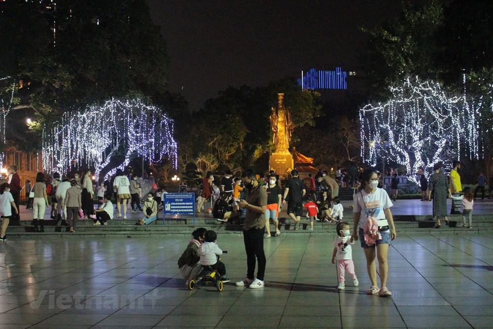 Hà Nội: Phố đi bộ đông đúc, chưa có nhiều hoạt động ngày đầu mở lại