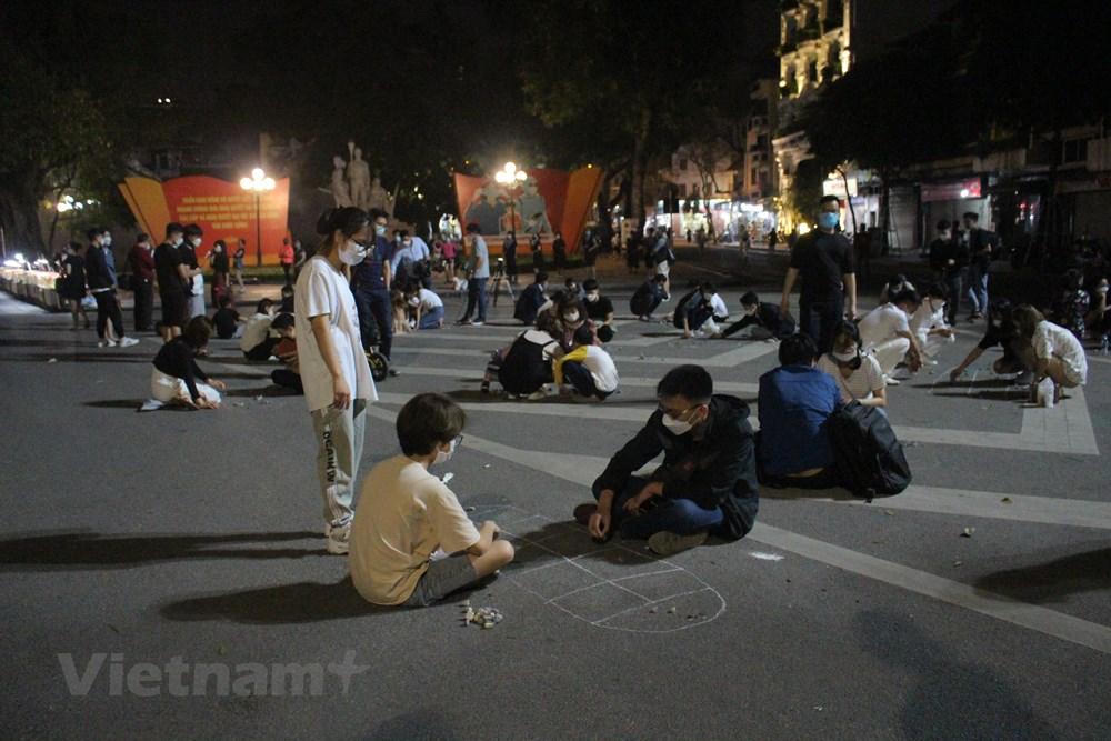 Hà Nội: Phố đi bộ đông đúc, chưa có nhiều hoạt động ngày đầu mở lại