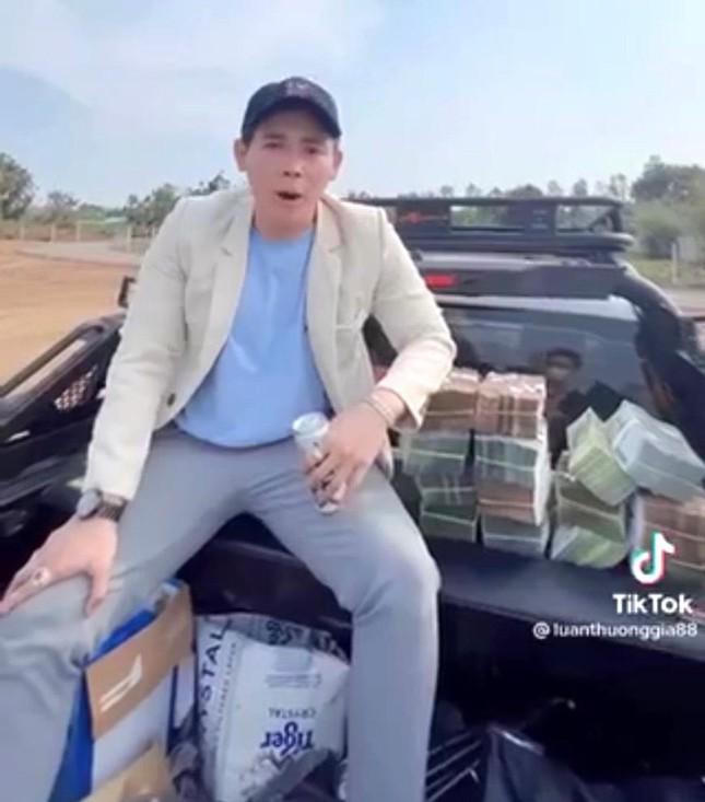 Nhân viên môi giới bất động sản gây phản cảm với hình ảnh thả cọc tiền 'cho đất ăn'