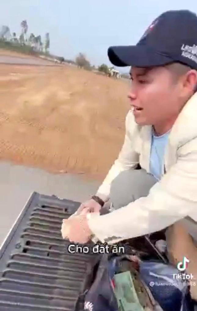 Nhân viên môi giới bất động sản gây phản cảm với hình ảnh thả cọc tiền 'cho đất ăn'