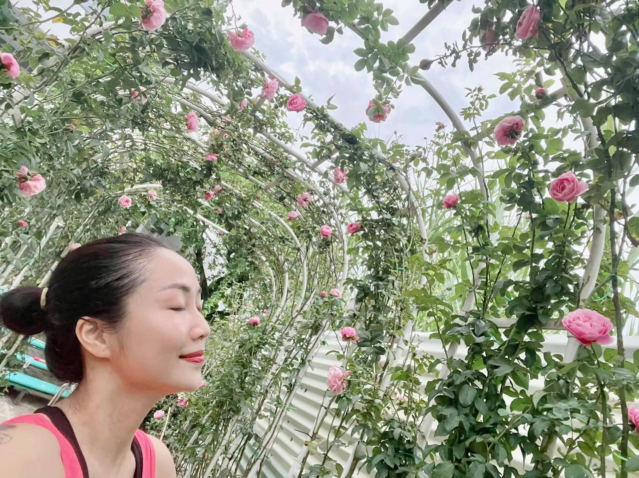 Khu vuon toan hoa hong quy trong biet thu cua Oc Thanh Van-Hinh-7