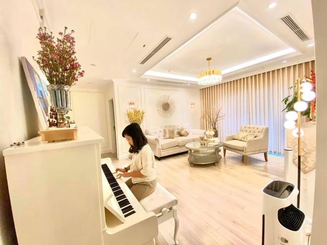 Chiêm ngưỡng căn hộ cao cấp của MC Diệp Chi: Một tay tự thiết kế, yêu chương trình tới nỗi mua gương treo tường hình vòng nguyệt quế