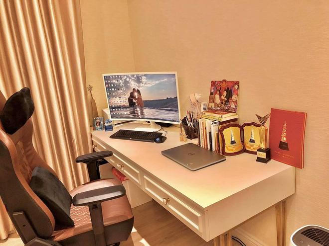 Chiêm ngưỡng căn hộ cao cấp của MC Diệp Chi: Một tay tự thiết kế, yêu chương trình tới nỗi mua gương treo tường hình vòng nguyệt quế