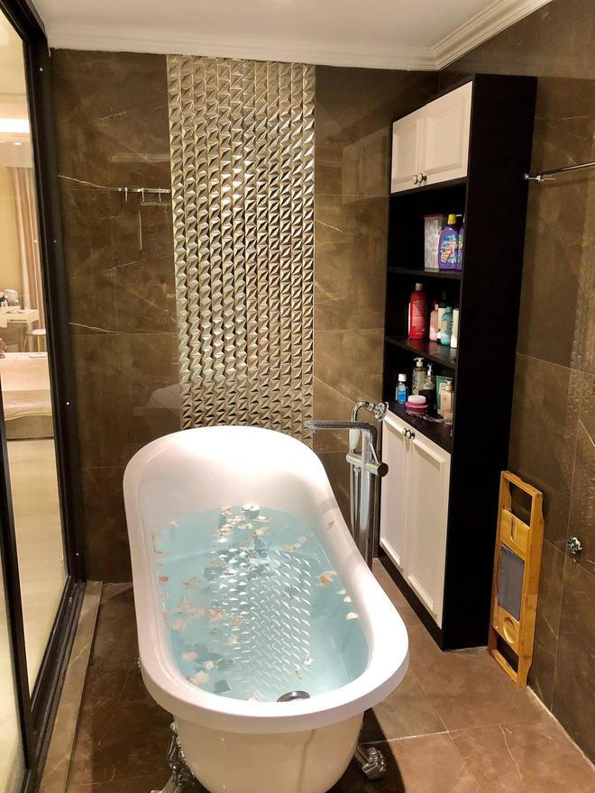 Chiêm ngưỡng căn hộ cao cấp của MC Diệp Chi: Một tay tự thiết kế, yêu chương trình tới nỗi mua gương treo tường hình vòng nguyệt quế