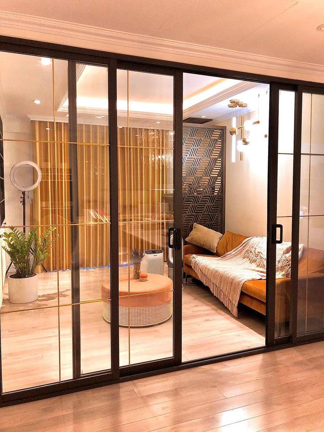 Chiêm ngưỡng căn hộ cao cấp của MC Diệp Chi: Một tay tự thiết kế, yêu chương trình tới nỗi mua gương treo tường hình vòng nguyệt quế