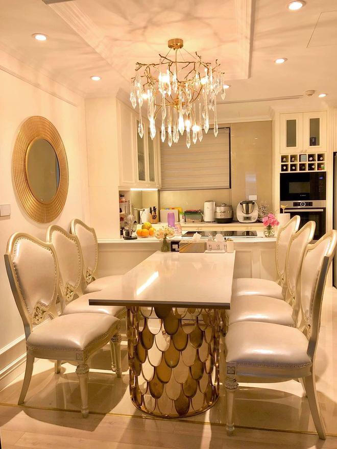 Chiêm ngưỡng căn hộ cao cấp của MC Diệp Chi: Một tay tự thiết kế, yêu chương trình tới nỗi mua gương treo tường hình vòng nguyệt quế