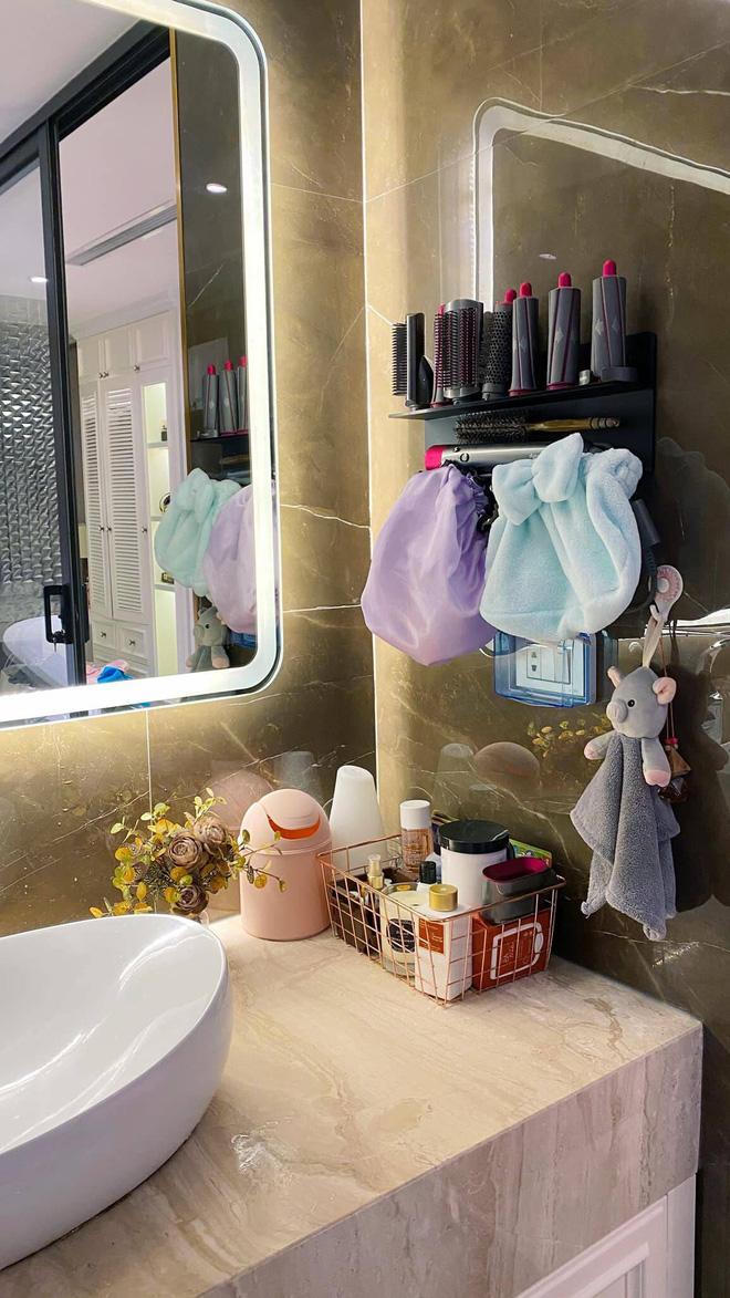 Chiêm ngưỡng căn hộ cao cấp của MC Diệp Chi: Một tay tự thiết kế, yêu chương trình tới nỗi mua gương treo tường hình vòng nguyệt quế