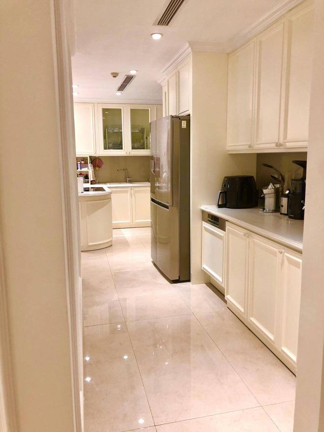 Chiêm ngưỡng căn hộ cao cấp của MC Diệp Chi: Một tay tự thiết kế, yêu chương trình tới nỗi mua gương treo tường hình vòng nguyệt quế