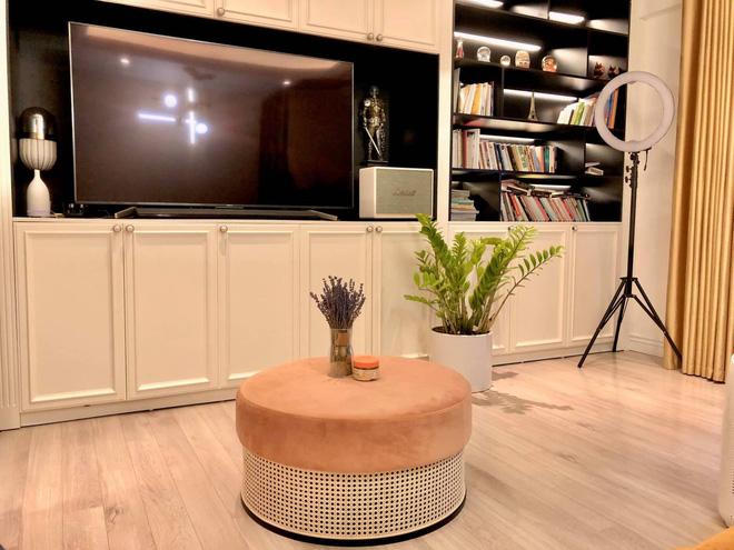 Chiêm ngưỡng căn hộ cao cấp của MC Diệp Chi: Một tay tự thiết kế, yêu chương trình tới nỗi mua gương treo tường hình vòng nguyệt quế