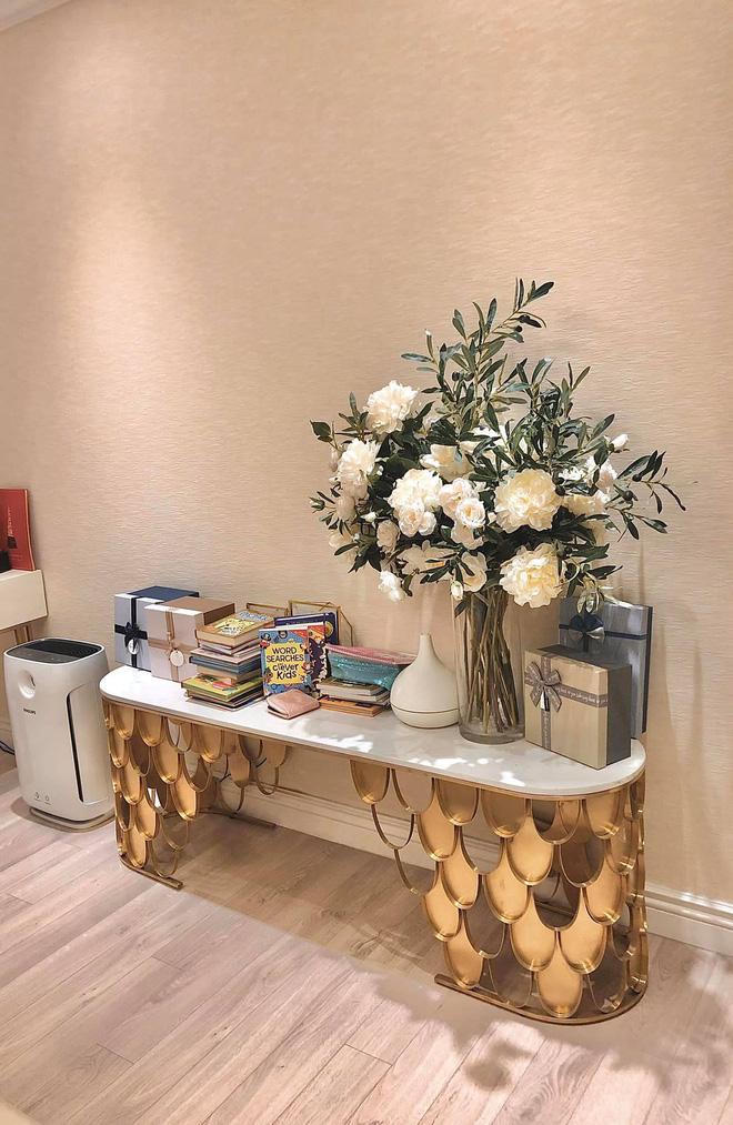 Chiêm ngưỡng căn hộ cao cấp của MC Diệp Chi: Một tay tự thiết kế, yêu chương trình tới nỗi mua gương treo tường hình vòng nguyệt quế