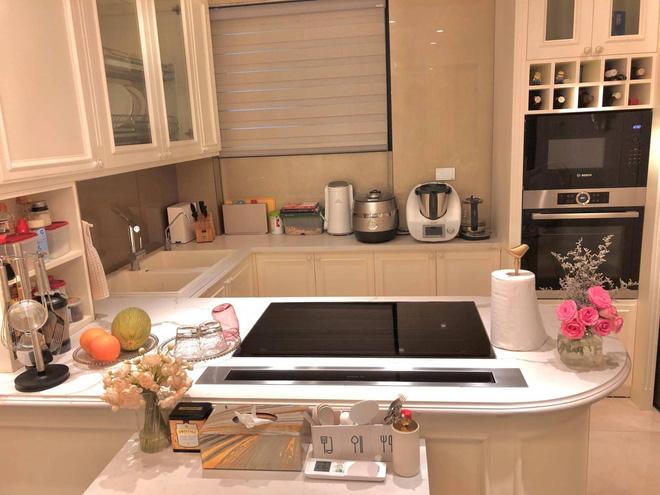 Chiêm ngưỡng căn hộ cao cấp của MC Diệp Chi: Một tay tự thiết kế, yêu chương trình tới nỗi mua gương treo tường hình vòng nguyệt quế