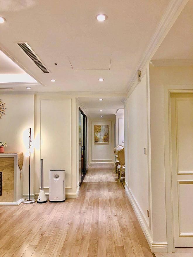 Chiêm ngưỡng căn hộ cao cấp của MC Diệp Chi: Một tay tự thiết kế, yêu chương trình tới nỗi mua gương treo tường hình vòng nguyệt quế