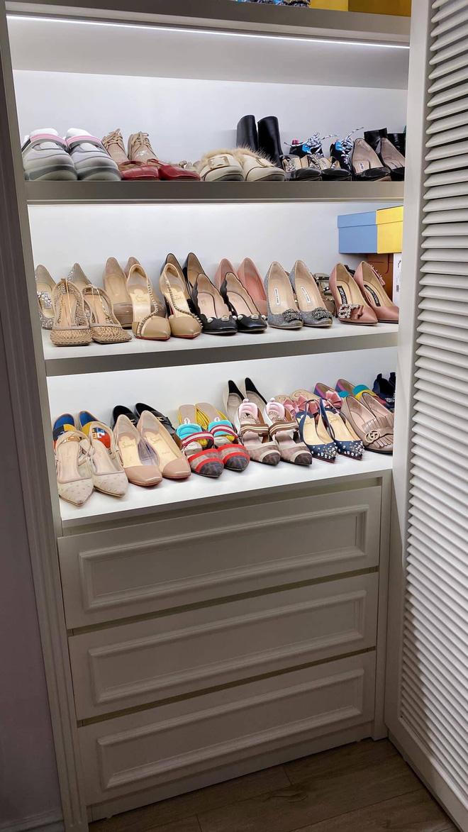 Chiêm ngưỡng căn hộ cao cấp của MC Diệp Chi: Một tay tự thiết kế, yêu chương trình tới nỗi mua gương treo tường hình vòng nguyệt quế