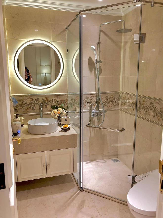 Chiêm ngưỡng căn hộ cao cấp của MC Diệp Chi: Một tay tự thiết kế, yêu chương trình tới nỗi mua gương treo tường hình vòng nguyệt quế