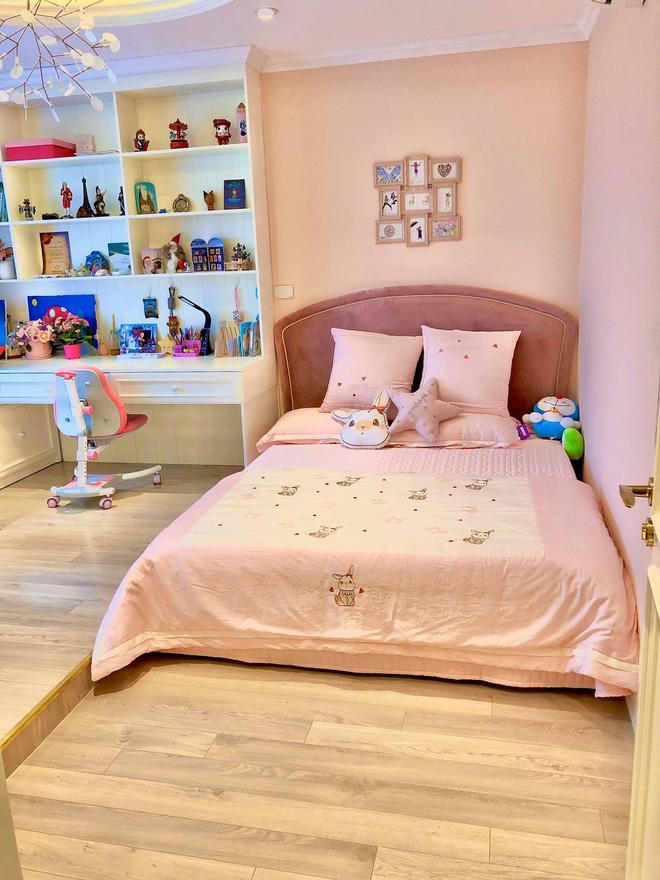 Chiêm ngưỡng căn hộ cao cấp của MC Diệp Chi: Một tay tự thiết kế, yêu chương trình tới nỗi mua gương treo tường hình vòng nguyệt quế