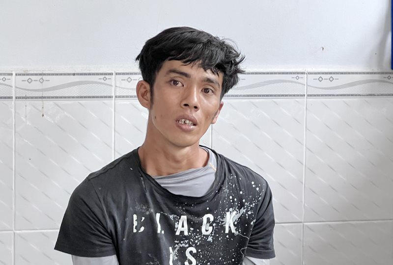 Trèo vào nhà vệ sinh, đoạt mạng "vợ hờ"