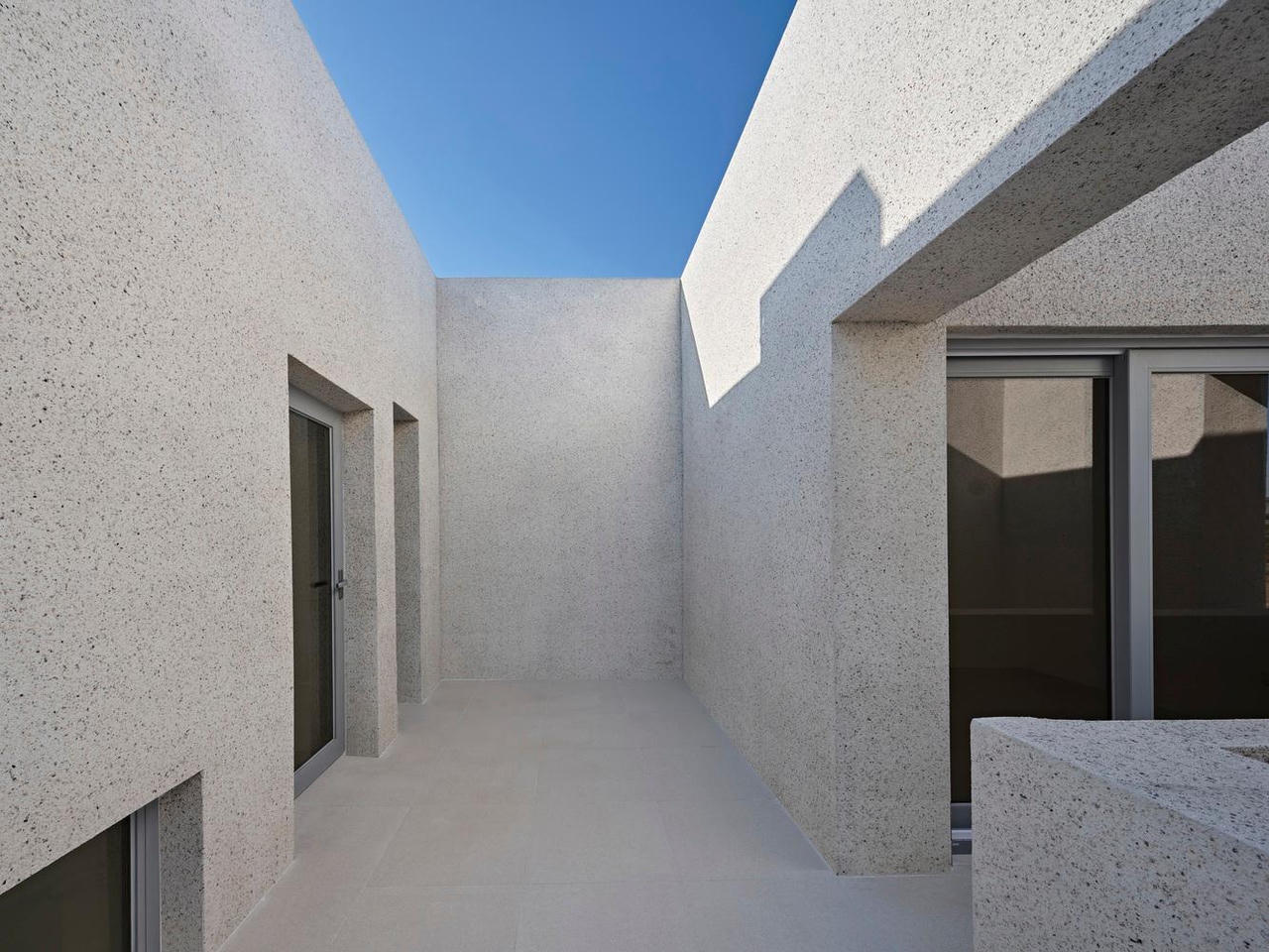 Ngôi nhà nhìn ngoài như lô cốt, bên trong mỗi bước một góc nhìn