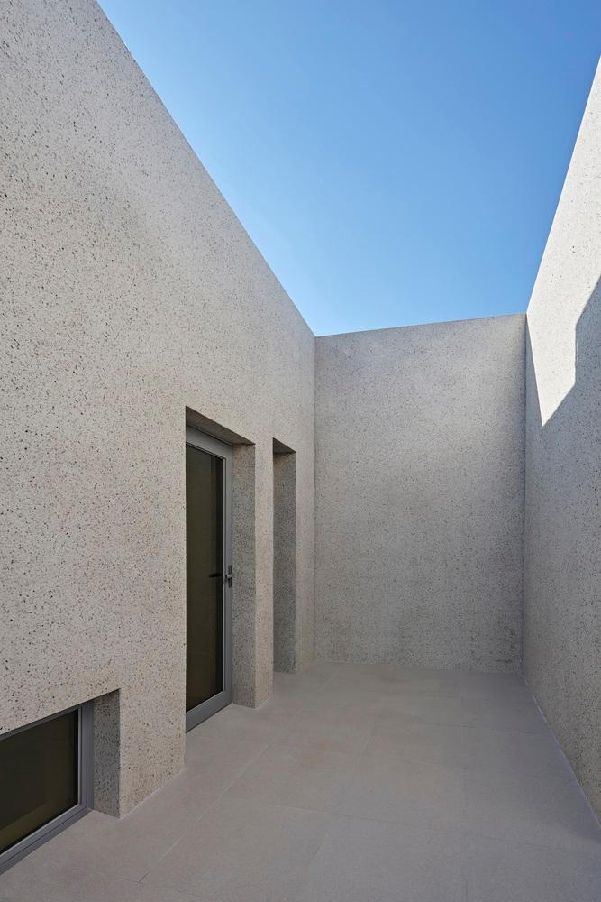 Ngôi nhà nhìn ngoài như lô cốt, bên trong mỗi bước một góc nhìn