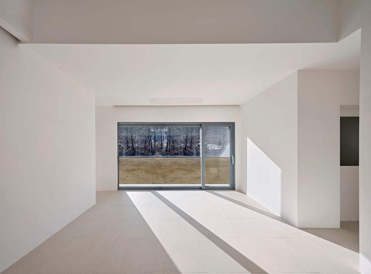 Ngôi nhà nhìn ngoài như lô cốt, bên trong mỗi bước một góc nhìn