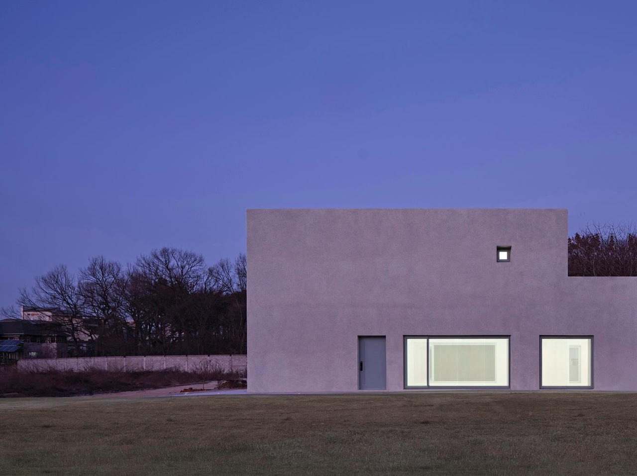 Ngôi nhà nhìn ngoài như lô cốt, bên trong mỗi bước một góc nhìn