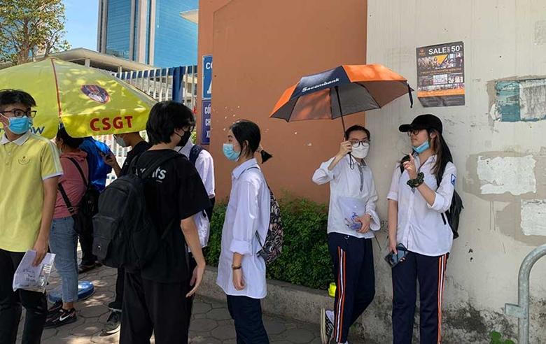 Kết thúc kỳ vào lớp 10 tại Hà Nội: Đề thi Toán vừa sức, không đánh đố