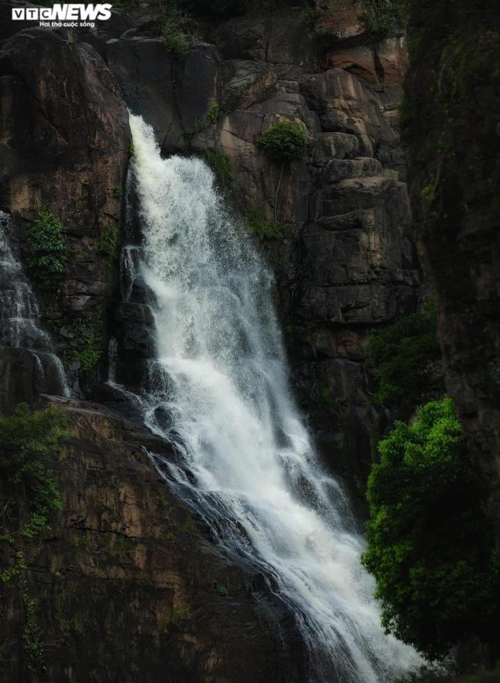 Ngỡ ngàng trước vẻ đẹp kỳ vĩ của 'Nam thiên đệ nhất thác' ở Đà Lạt
