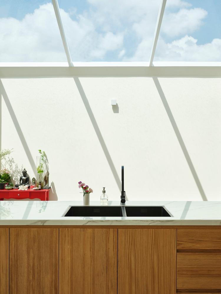 Mê mẩn kiến trúc độc đáo của ngôi nhà như một khu nghỉ dưỡng thu nhỏ