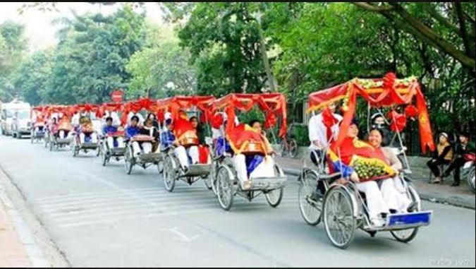 Vì sao du khách vấn vương "mùa lá bay"?