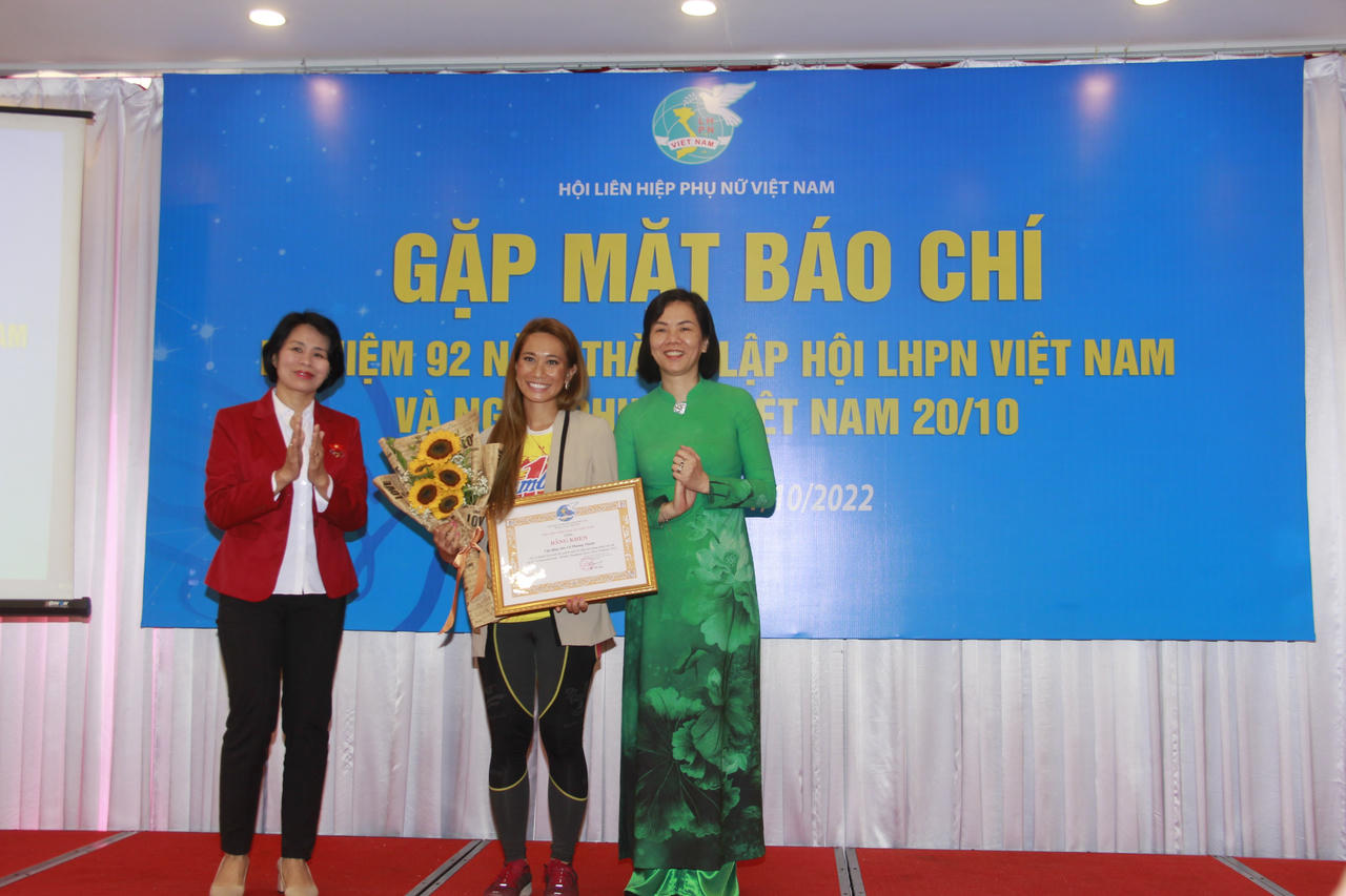 Cô gái Việt Nam chạy vòng quanh thế giới