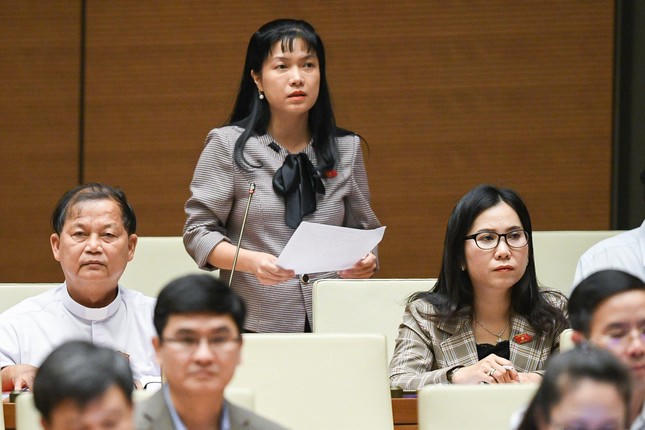 Dân sửa nhà trong ngõ sâu vẫn biết, cao ốc trái phép mặt đường sao không phát hiện ra?