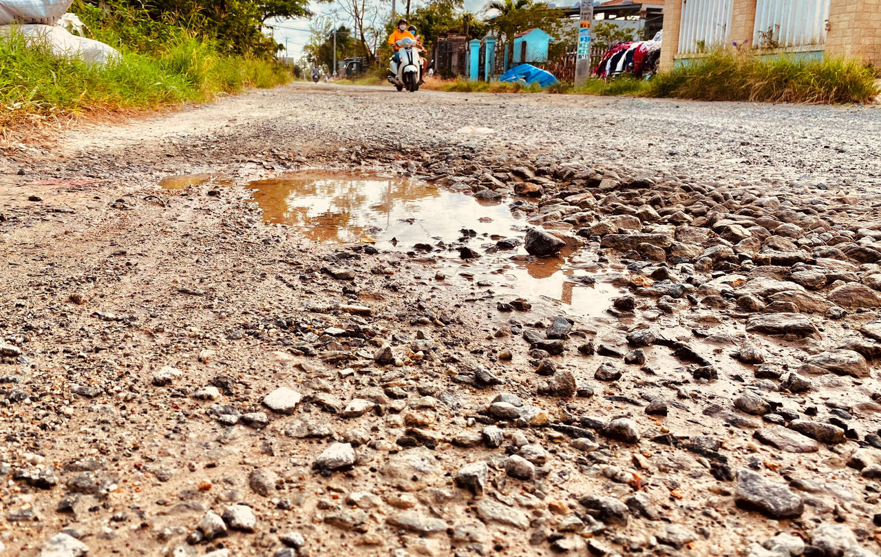 Đường 773 bị đoàn xe dự án “cày” nát bươm