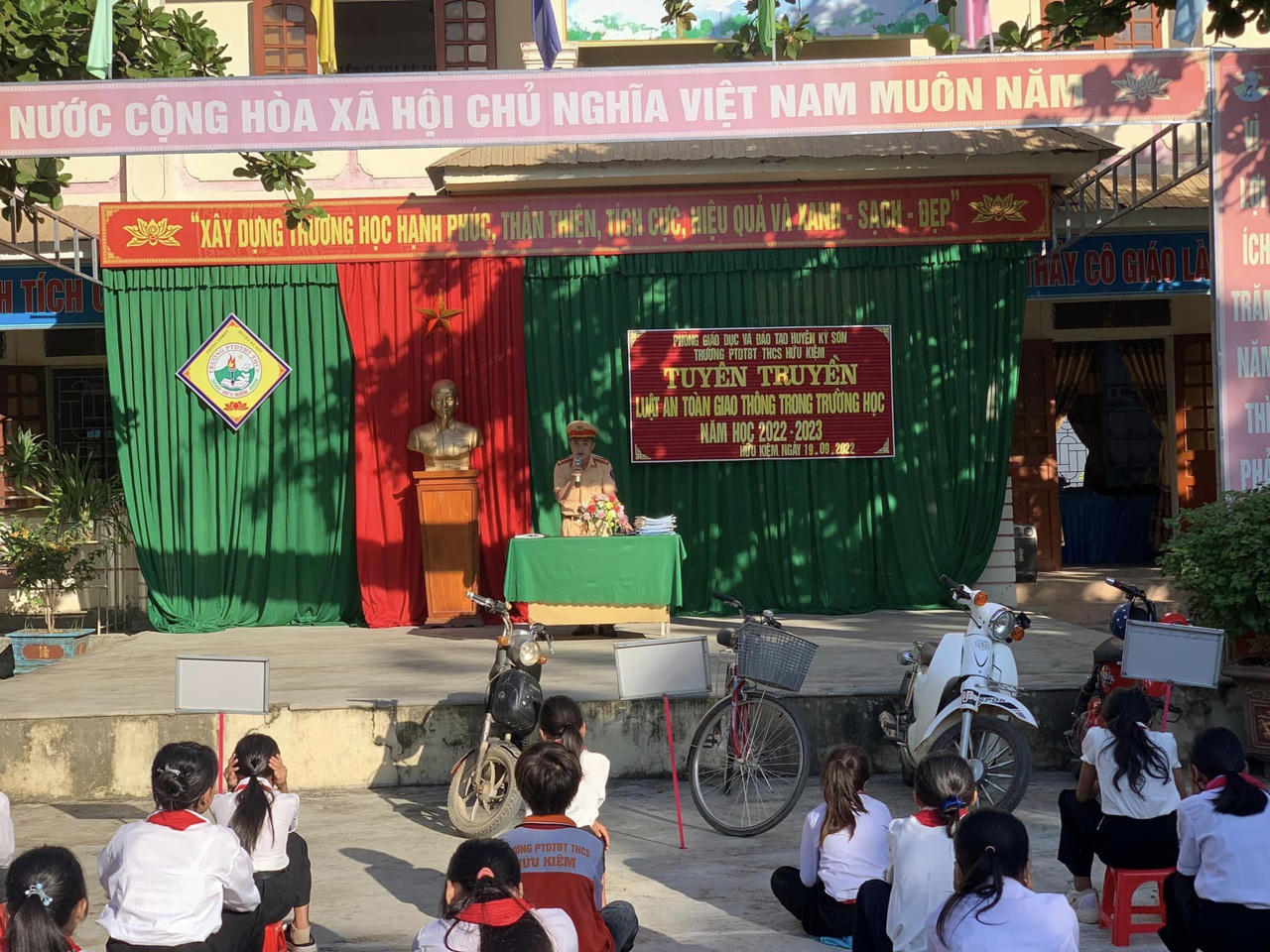 Đưa pháp luật “thấm” vào lòng dân bản