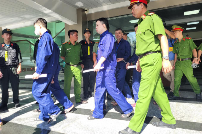 Đường dây buôn lậu 200 triệu lít xăng dầu: Hai đối tượng cầm đầu bị phạt 16 và 17 năm tù