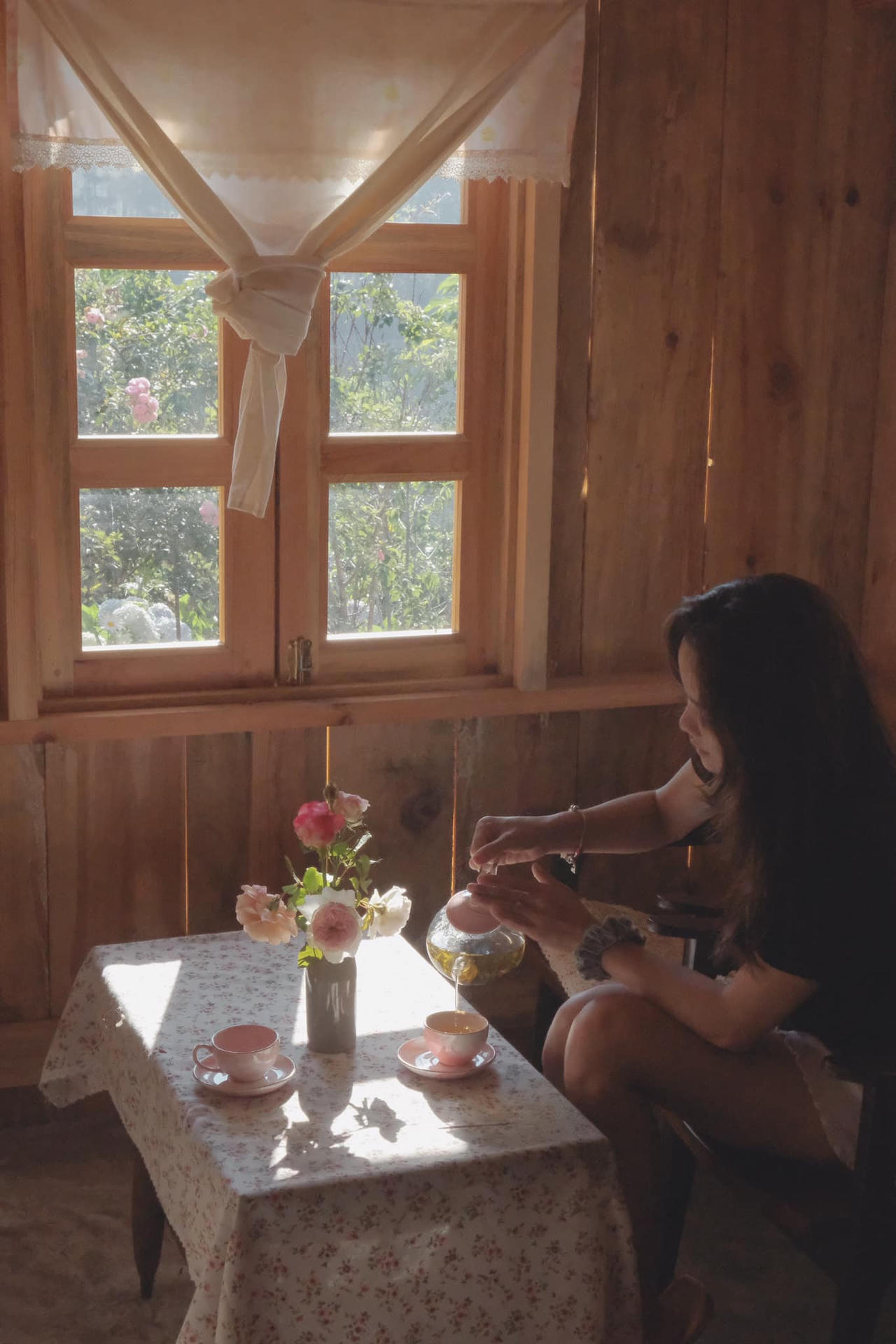 Ngôi nhà gỗ đẹp như cổ tích giữa hoa cỏ và mây trời ở Đà lạt