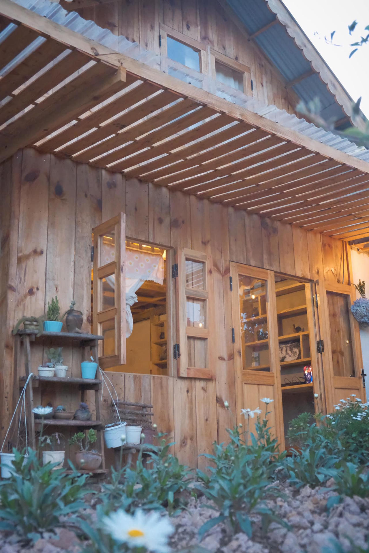 Ngôi nhà gỗ đẹp như cổ tích giữa hoa cỏ và mây trời ở Đà lạt