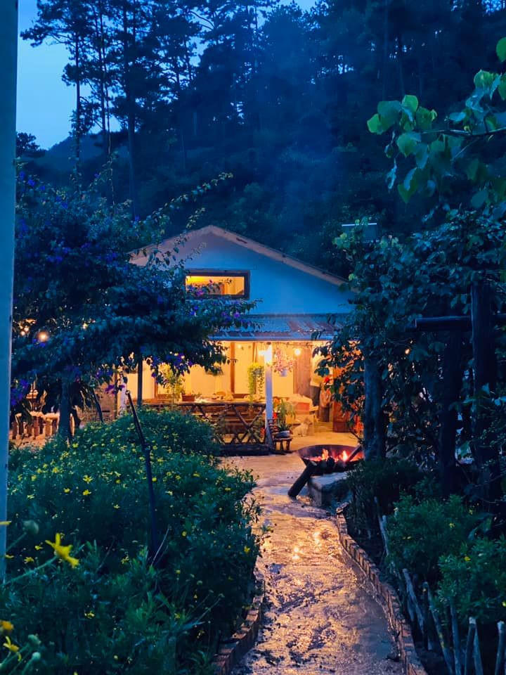 Ngôi nhà gỗ đẹp như cổ tích giữa hoa cỏ và mây trời ở Đà lạt