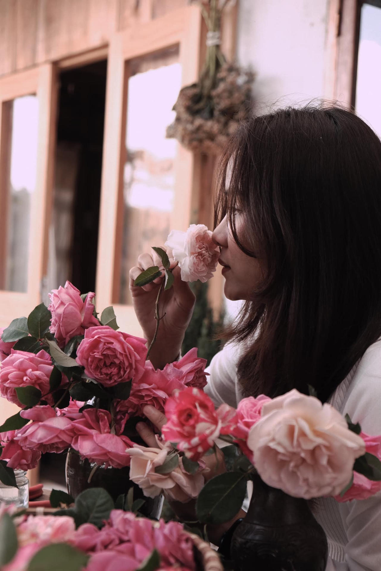 Ngôi nhà gỗ đẹp như cổ tích giữa hoa cỏ và mây trời ở Đà lạt