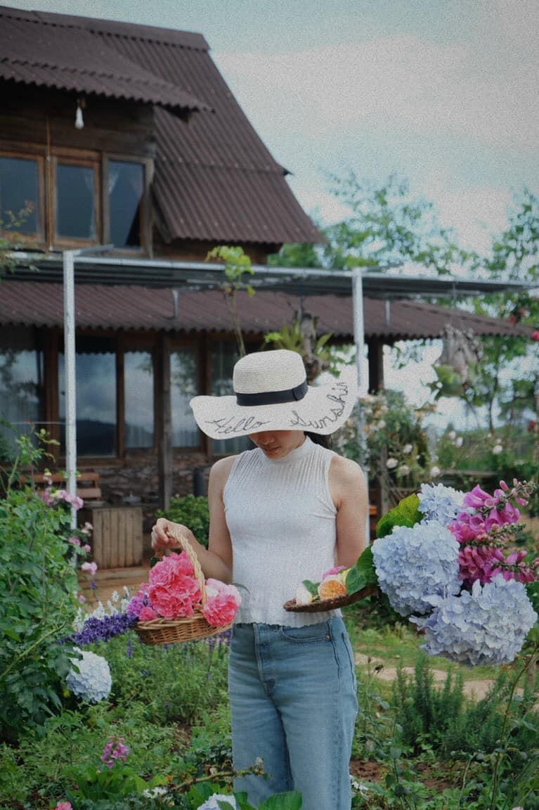 Ngôi nhà gỗ đẹp như cổ tích giữa hoa cỏ và mây trời ở Đà lạt