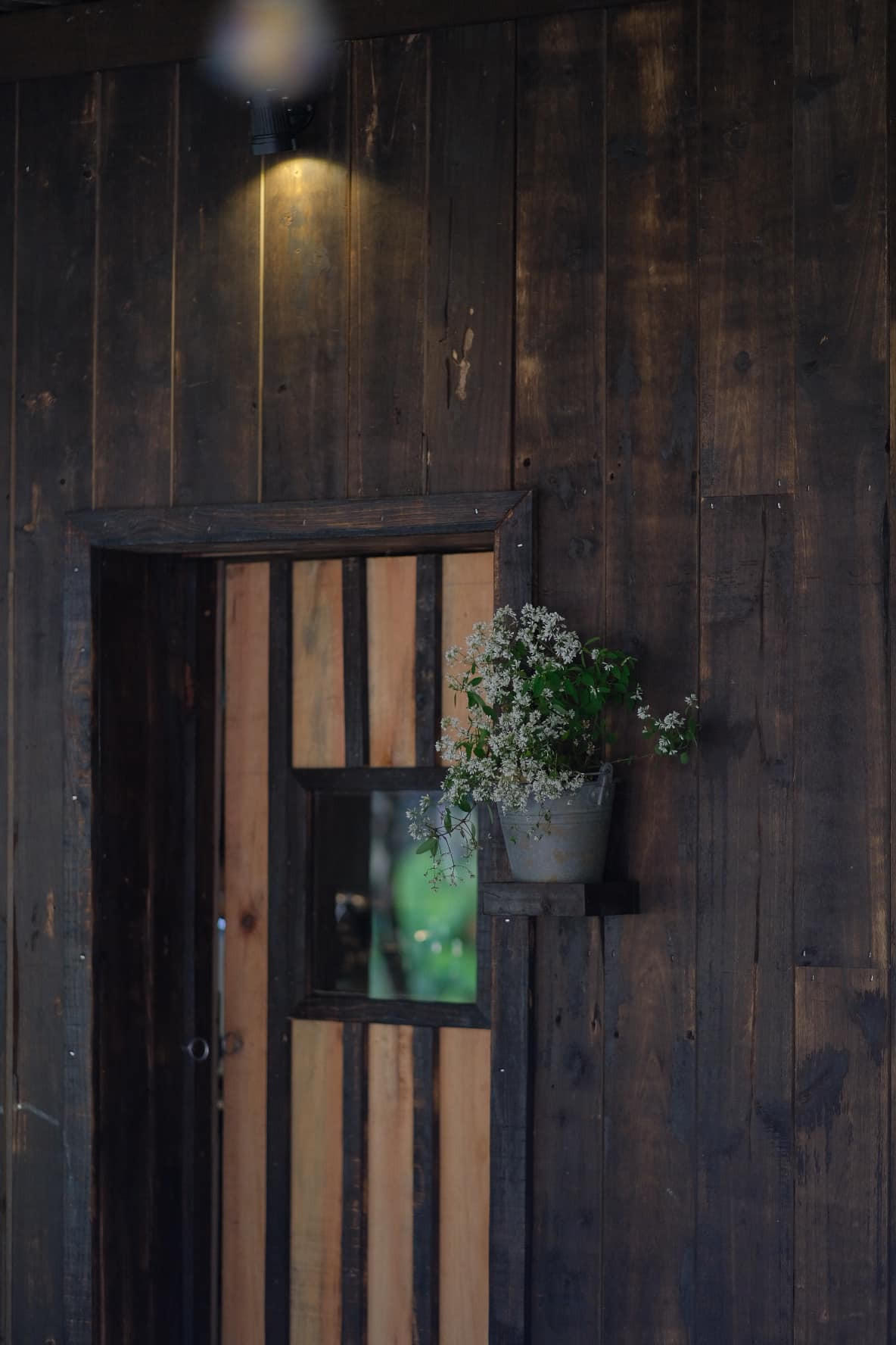 Ngôi nhà gỗ đẹp như cổ tích giữa hoa cỏ và mây trời ở Đà lạt