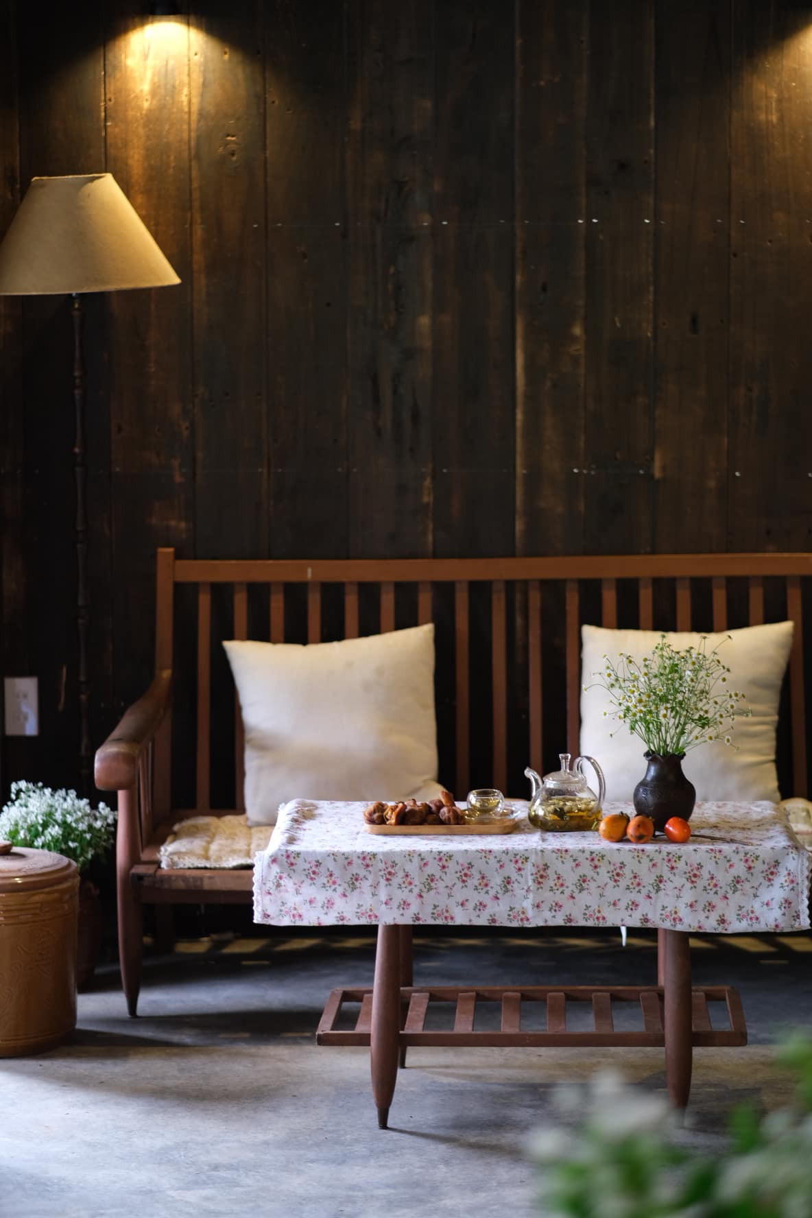 Ngôi nhà gỗ đẹp như cổ tích giữa hoa cỏ và mây trời ở Đà lạt