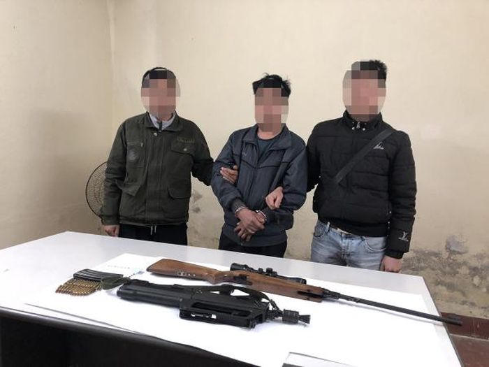 'Sói trắng' sa lưới khi đang găm 2 khẩu súng