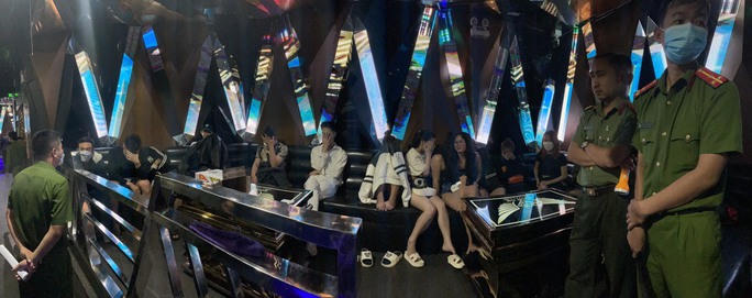 Cảnh sát đột kích bar Diamond 