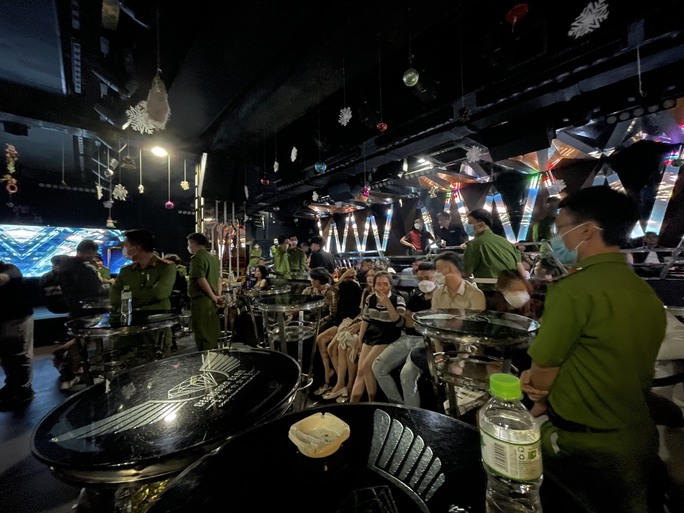 Cảnh sát đột kích bar Diamond 