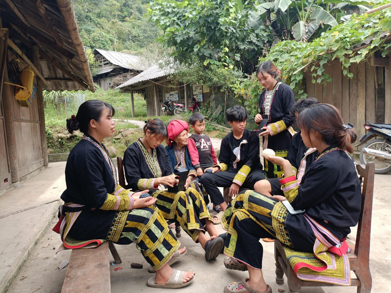 Ước mơ thay đổi bản làng của cô gái người Dao Đỏ 