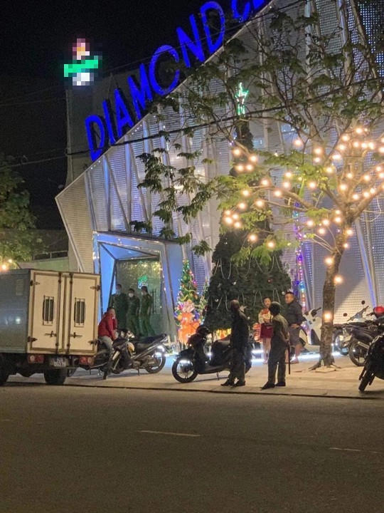 Cảnh sát đột kích bar Diamond 