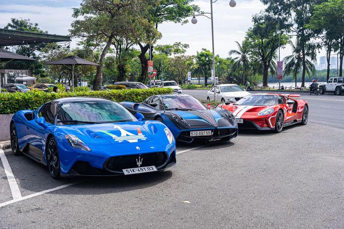 Minh Nhựa và Cường Đô la lại 'khoe' dàn xe trăm tỷ dạo phố đầu năm