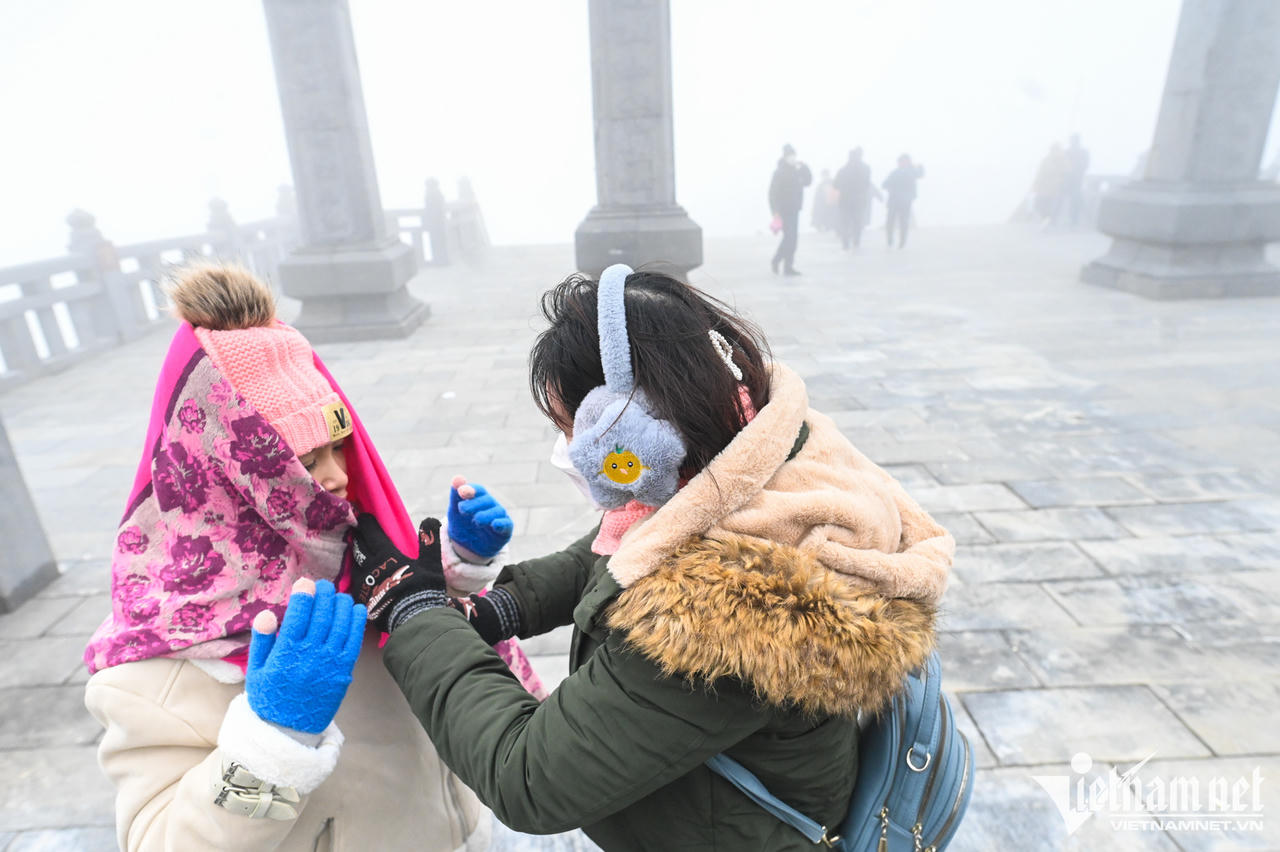 Du khách đổ về Sa Pa, đỉnh Fansipan ngày đầu năm mới